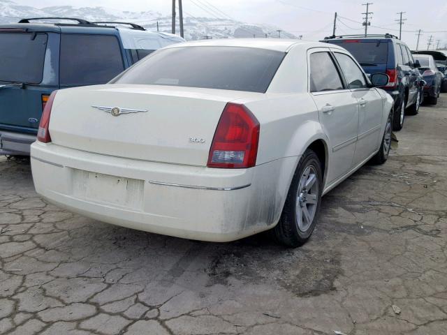 2C3KA53GX6H375866 - 2006 CHRYSLER 300 TOURIN WHITE photo 4