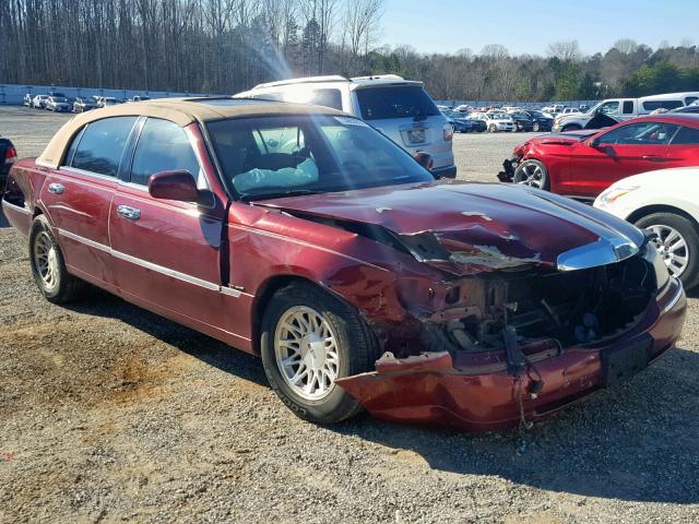 1LNFM82W1WY677420 - 1998 LINCOLN TOWN CAR S BURGUNDY photo 1