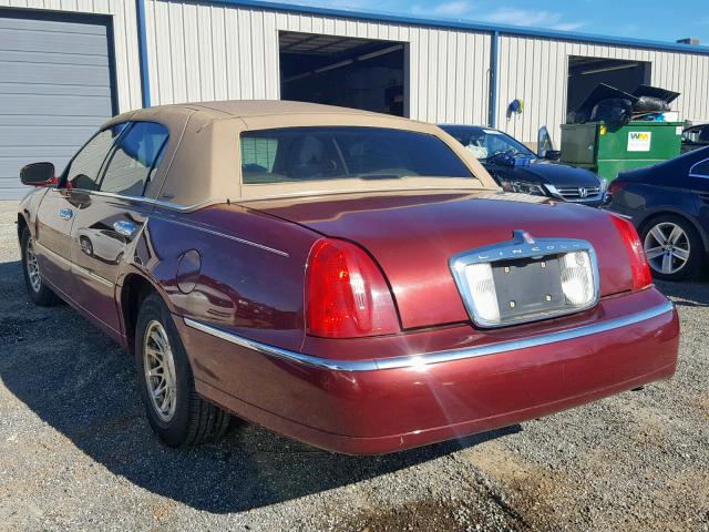 1LNFM82W1WY677420 - 1998 LINCOLN TOWN CAR S BURGUNDY photo 3