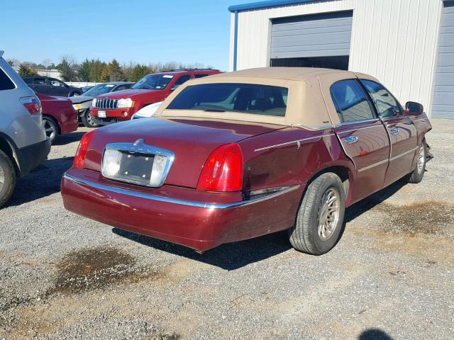 1LNFM82W1WY677420 - 1998 LINCOLN TOWN CAR S BURGUNDY photo 4