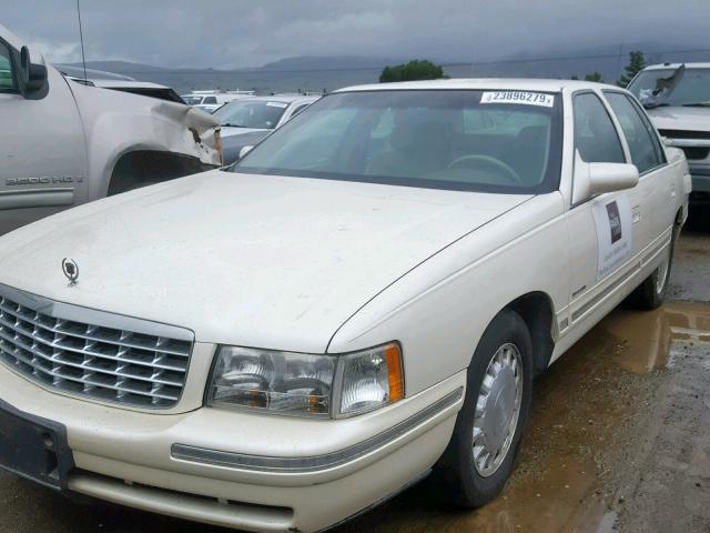 1G6KD54Y5XU790007 - 1999 CADILLAC DEVILLE WHITE photo 2