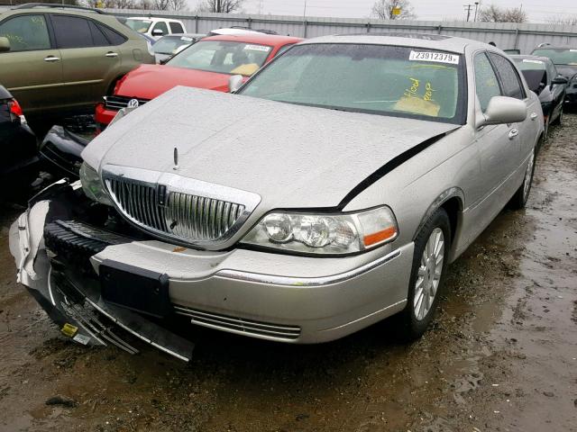 1LNHM83W14Y654014 - 2004 LINCOLN TOWN CAR U SILVER photo 2