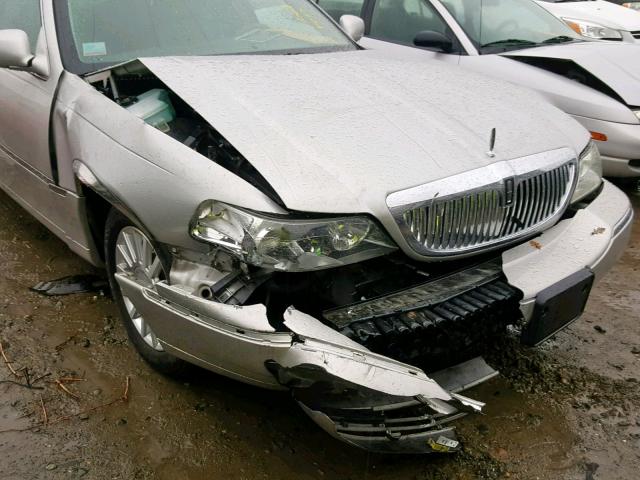 1LNHM83W14Y654014 - 2004 LINCOLN TOWN CAR U SILVER photo 9