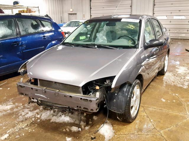 1FAFP34N75W182125 - 2005 FORD FOCUS ZX4 GRAY photo 2