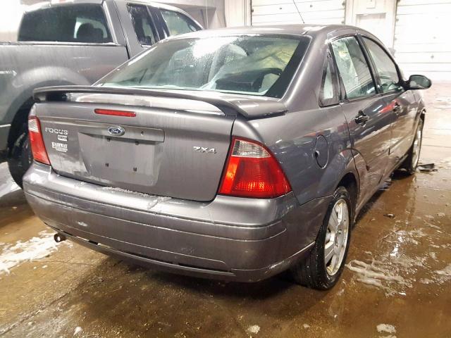 1FAFP34N75W182125 - 2005 FORD FOCUS ZX4 GRAY photo 4