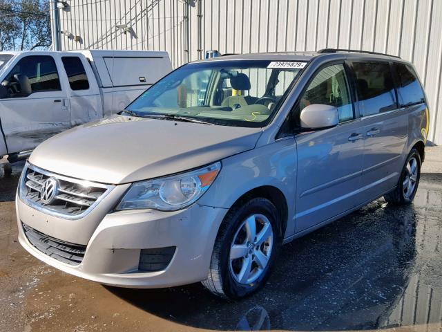 2V8HW34129R518110 - 2009 VOLKSWAGEN ROUTAN SE BEIGE photo 2