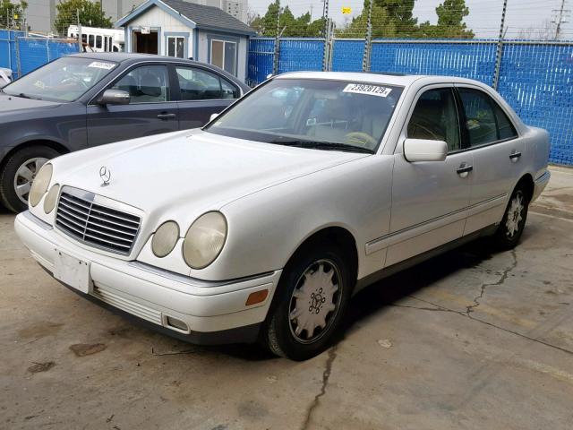 WDBJF65F1WA656793 - 1998 MERCEDES-BENZ E 320 WHITE photo 2