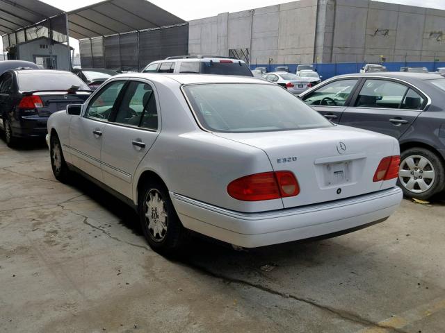 WDBJF65F1WA656793 - 1998 MERCEDES-BENZ E 320 WHITE photo 3