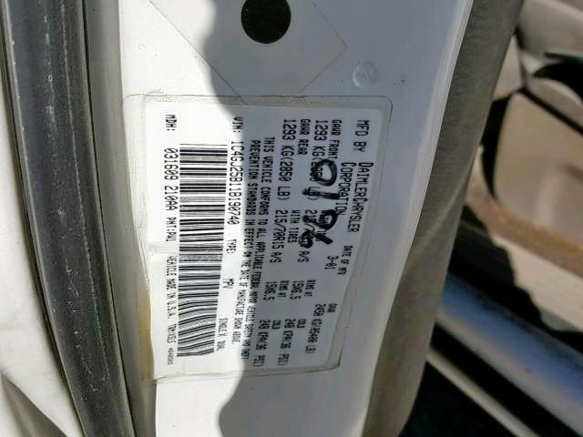 1C4GJ25B11B190740 - 2001 CHRYSLER VOYAGER WHITE photo 10