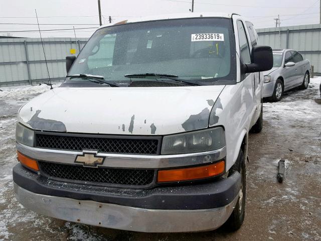 1GBFG15T351198044 - 2005 CHEVROLET EXPRESS G1 WHITE photo 2