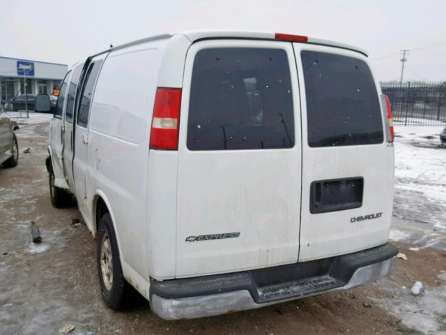 1GBFG15T351198044 - 2005 CHEVROLET EXPRESS G1 WHITE photo 3