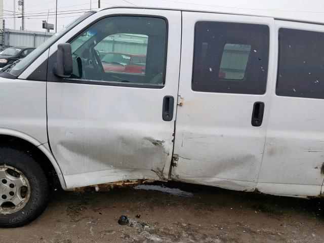 1GBFG15T351198044 - 2005 CHEVROLET EXPRESS G1 WHITE photo 9