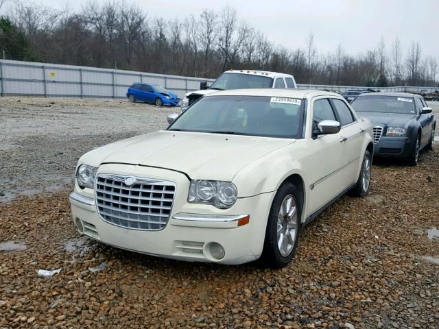 2C3JA63H15H520219 - 2005 CHRYSLER 300C CREAM photo 2