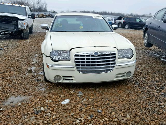 2C3JA63H15H520219 - 2005 CHRYSLER 300C CREAM photo 9