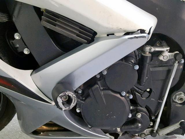 JS1GR7LAX92102354 - 2009 SUZUKI GSX-R750 WHITE photo 11