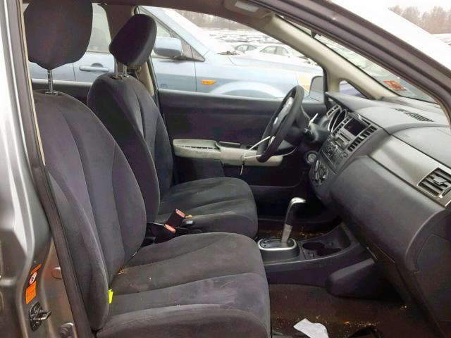 3N1BC11E39L386397 - 2009 NISSAN VERSA S GRAY photo 5