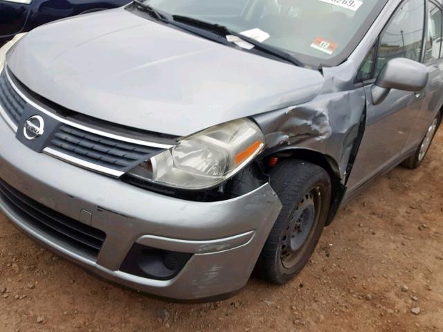 3N1BC11E39L386397 - 2009 NISSAN VERSA S GRAY photo 9