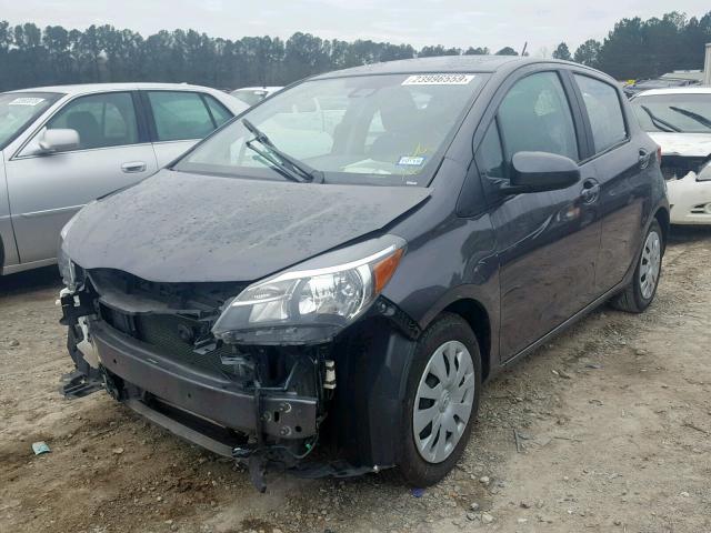 VNKKTUD38HA075344 - 2017 TOYOTA YARIS L GRAY photo 2