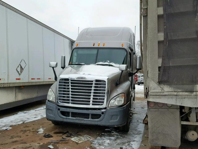 1FUJGLDR9CLBU1139 - 2012 FREIGHTLINER CASCADIA 1 SILVER photo 2