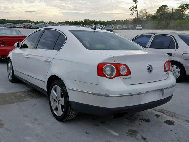 WVWAK73C48E210600 - 2008 VOLKSWAGEN PASSAT KOM WHITE photo 3