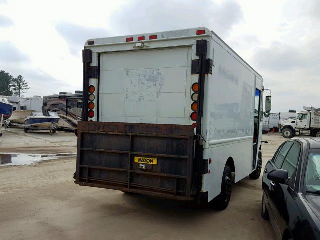 4UZAANCP64CL85765 - 2004 FREIGHTLINER CHASSIS M WHITE photo 4