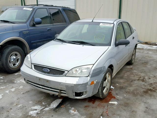 1FAHP34N07W191325 - 2007 FORD FOCUS ZX4 SILVER photo 2