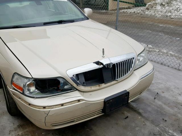 1LNHM83W43Y639716 - 2003 LINCOLN TOWN CAR C WHITE photo 9