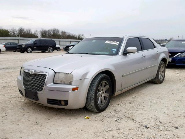 2C3KA53G67H743428 - 2007 CHRYSLER 300 TOURIN SILVER photo 2