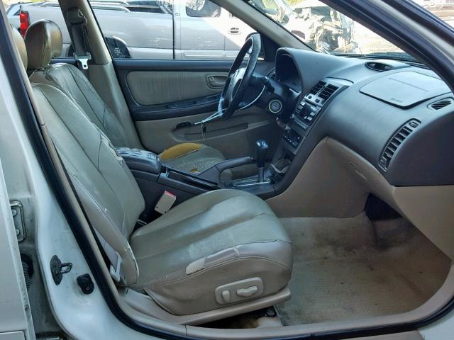 JN1CA31D41T604098 - 2001 NISSAN MAXIMA GXE WHITE photo 5