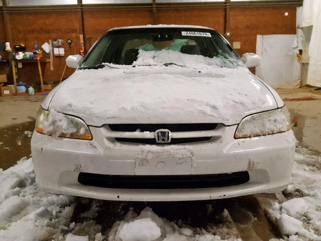 1HGCG5647WA263560 - 1998 HONDA ACCORD LX WHITE photo 9