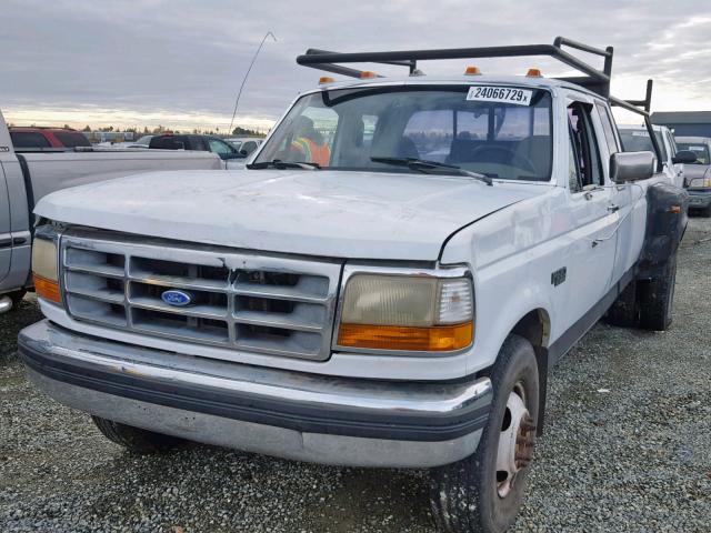 1FTJX35G6PKA17262 - 1993 FORD F350 WHITE photo 2