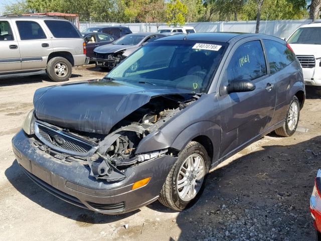 1FAHP31N27W112435 - 2007 FORD FOCUS ZX3 GRAY photo 2