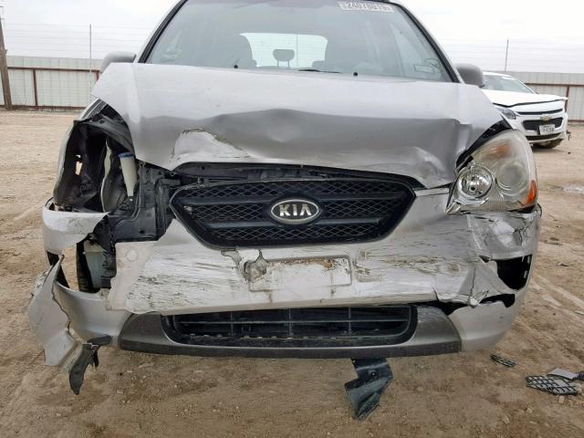 KNAFG525X77068753 - 2007 KIA RONDO BASE SILVER photo 9