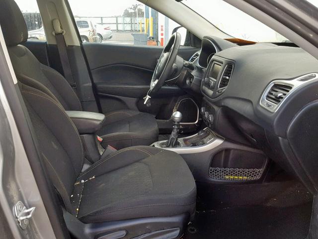 3C4NJDAB8JT366884 - 2018 JEEP COMPASS SP ნაცრისფერი ფოტო 5