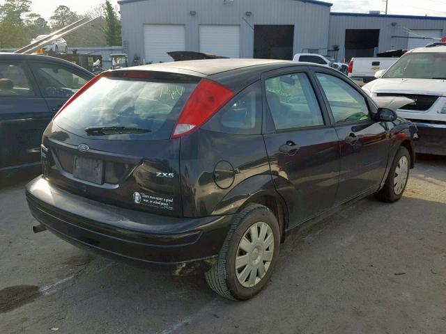 1FAFP37N66W183537 - 2006 FORD FOCUS ZX5 BLACK photo 4