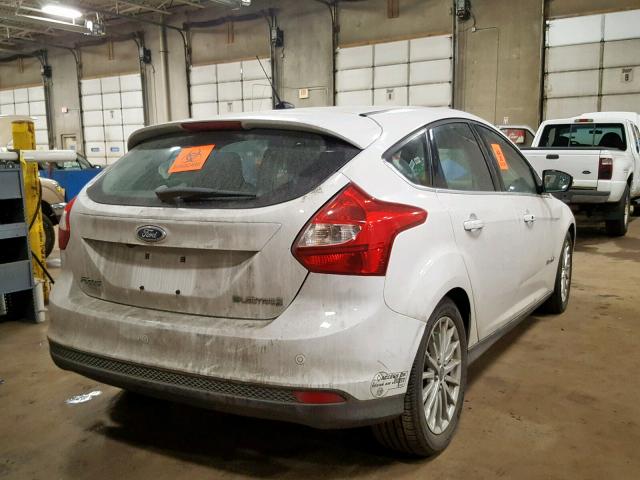 1FAHP3R43CL388226 - 2012 FORD FOCUS BEV WHITE photo 4