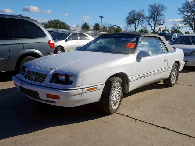 1C3XU4536NF248775 - 1992 CHRYSLER LEBARON WHITE photo 2