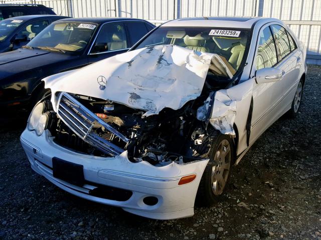 WDBRF61J95F607940 - 2005 MERCEDES-BENZ C 240 WHITE photo 2