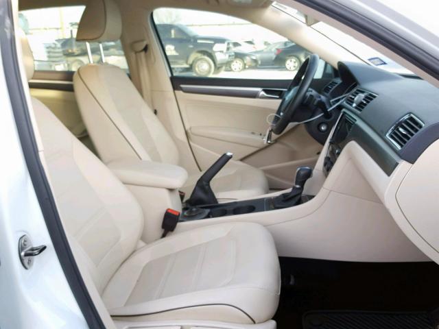 1VWDT7A34HC058372 - 2017 VOLKSWAGEN PASSAT R-L WHITE photo 5