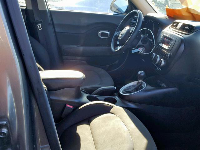 KNDJN2A20G7306635 - 2016 KIA SOUL GRAY photo 5
