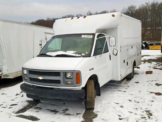 1GBJG31R211206578 - 2001 CHEVROLET EXPRESS CU WHITE photo 2