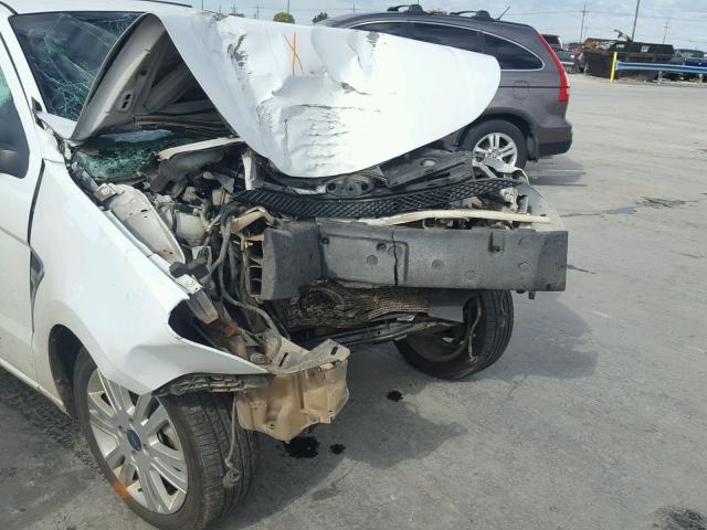 1FAHP35N98W165869 - 2008 FORD FOCUS SE WHITE photo 9