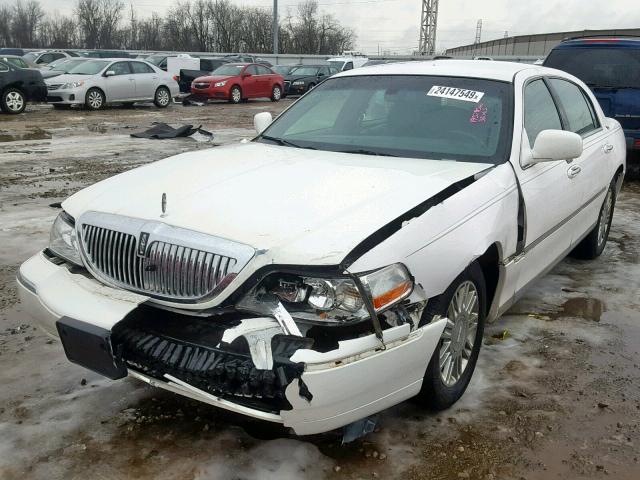 2LNHM82W88X652963 - 2008 LINCOLN TOWN CAR S WHITE photo 2