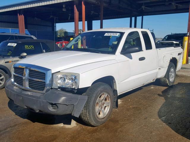 1D7HW22K97S256573 - 2007 DODGE DAKOTA ST WHITE photo 2