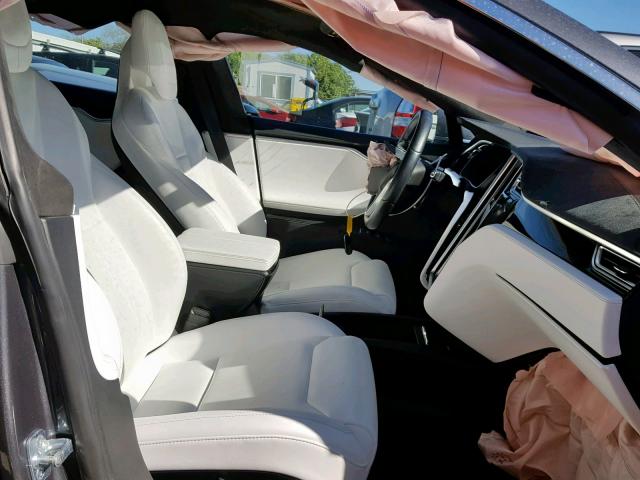 5YJSA1E46HF177897 - 2017 TESLA MODEL S ნაცრისფერი ფოტო 5