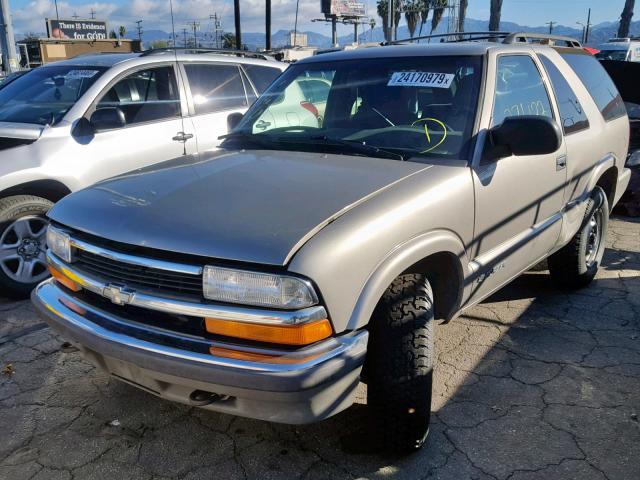 1GNCT18W2XK161569 - 1999 CHEVROLET BLAZER SILVER photo 2