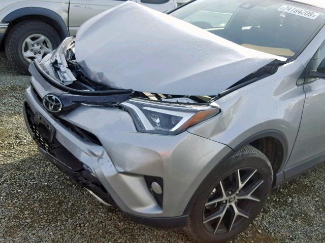 JTMJFREV4JJ194927 - 2018 TOYOTA RAV4 SE SILVER photo 9