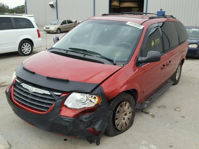 2C4GP44R55R478535 - 2005 CHRYSLER TOWN & COU RED photo 2