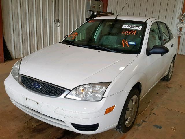 1FAHP34N86W234551 - 2006 FORD FOCUS ZX4 WHITE photo 2