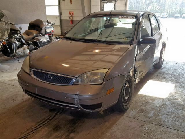 1FAFP34NX5W219829 - 2005 FORD FOCUS ZX4 GOLD photo 2